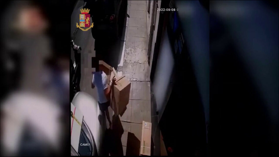 Assalto a furgone che trasporta tabacchi, due arresti a Palermo Assalto a furgone che trasporta tabacchi, due arresti a Palermo