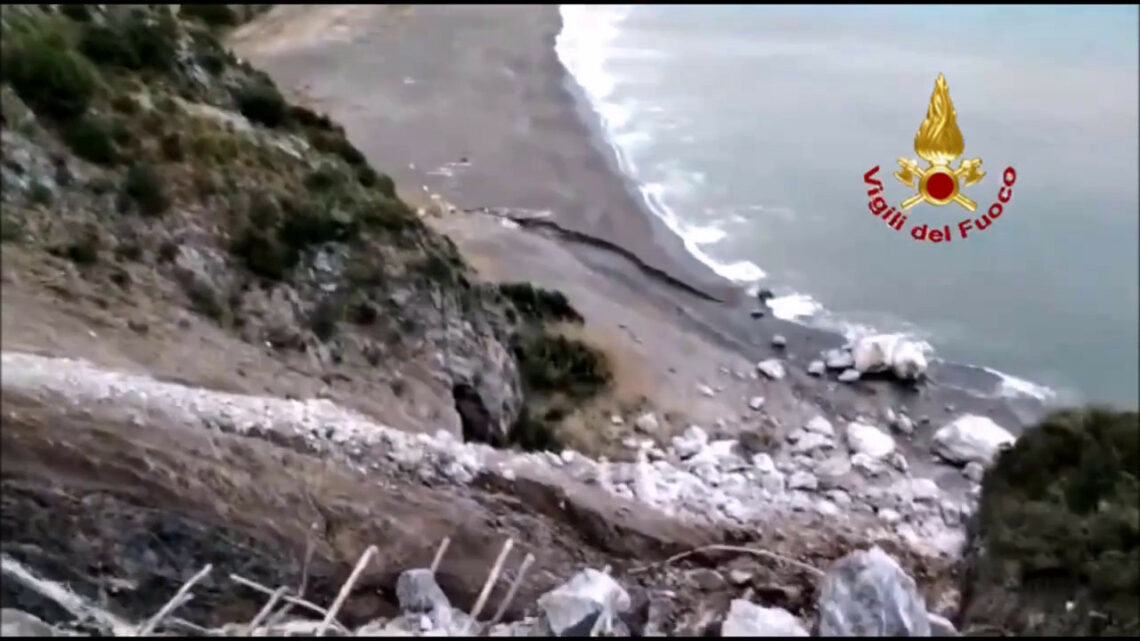 Maltempo, frana investe strada statale a Maratea e finisce in spiaggia Maltempo, frana investe strada statale a Maratea e finisce in spiaggia