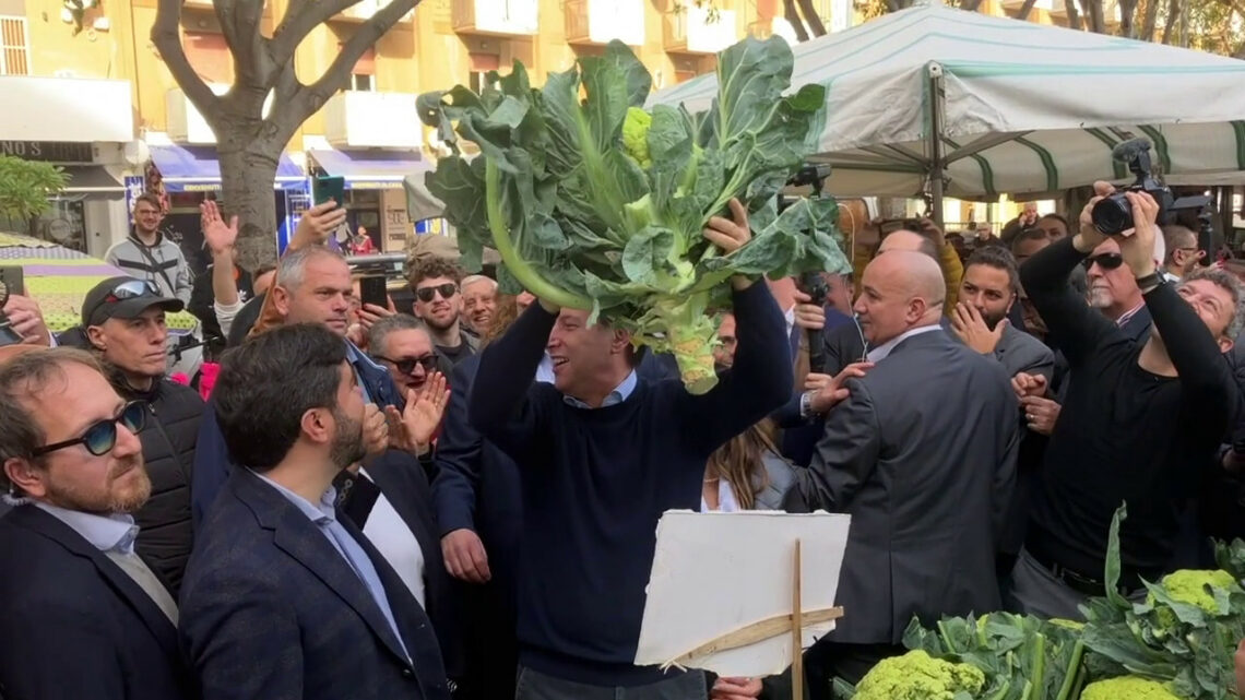 Conte alza al cielo un cavolfiore: “Ecco la nostra coppa del mondo” Conte alza al cielo un cavolfiore: “Ecco la nostra coppa del mondo”