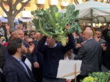 Conte alza al cielo un cavolfiore: “Ecco la nostra coppa del mondo”