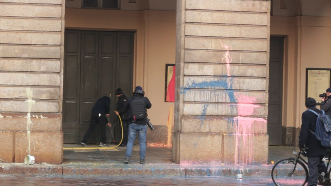 Prima della Scala, ambientalisti imbrattano ingresso Teatro. 5 denunce