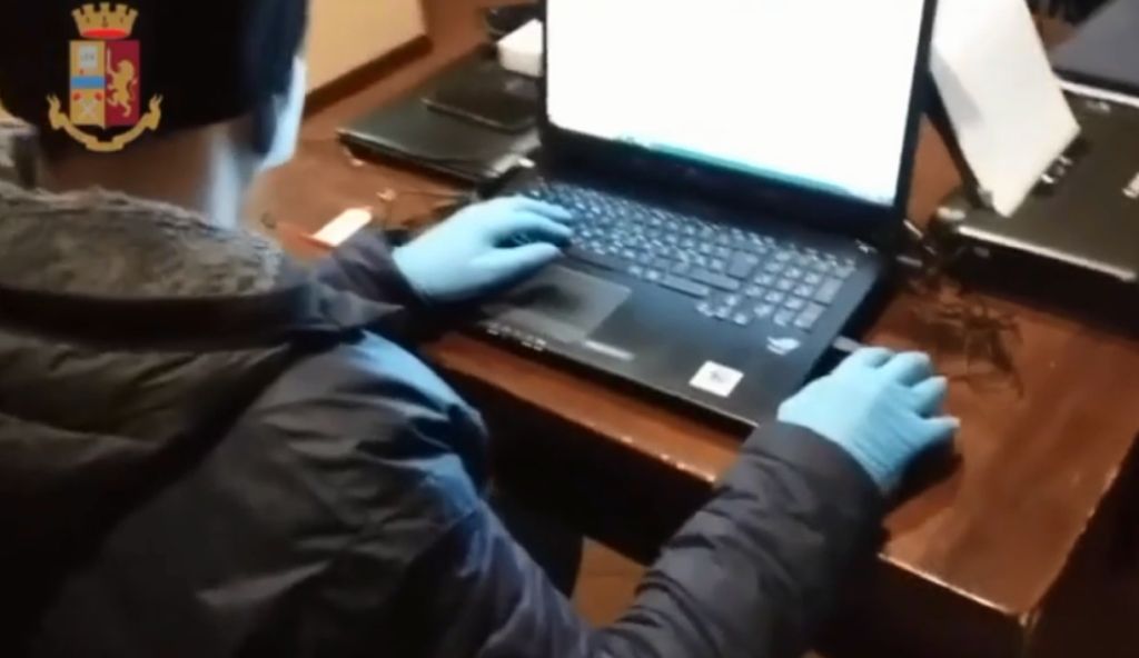 Frode informatica milionaria a una banca, 35 denunciati Frode informatica milionaria a una banca, 35 denunciati