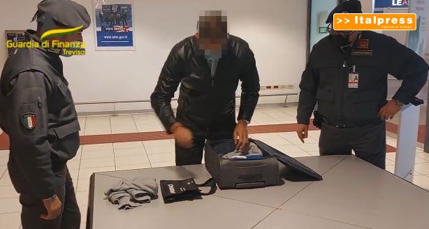 Arrestato in Francia trafficante guineano di essere umani Arrestato in Francia trafficante guineano di essere umani