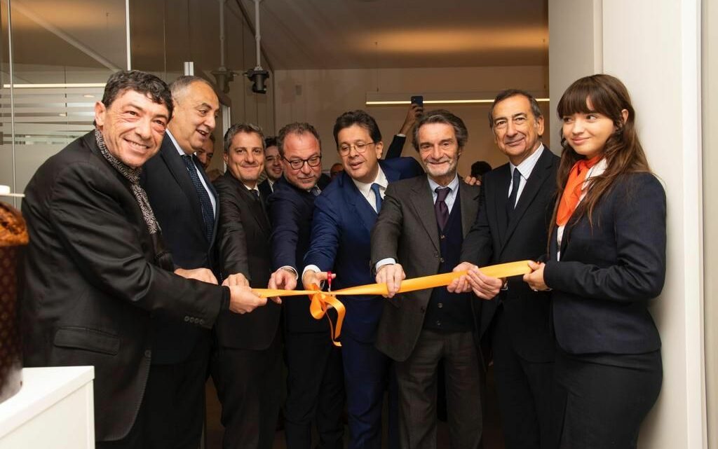 Taglio del nastro per la nuova redazione milanese dell’Italpress Taglio del nastro per la nuova redazione milanese dell’Italpress