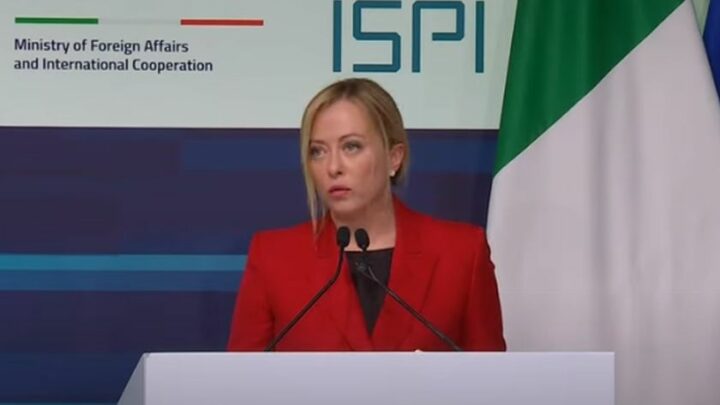 Immigrazione, Meloni “Flusso ingestibile, serve collaborazione Ue”
