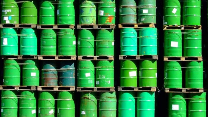 Ucraina, Ue fissa price cap a 60 dollari per il petrolio russo