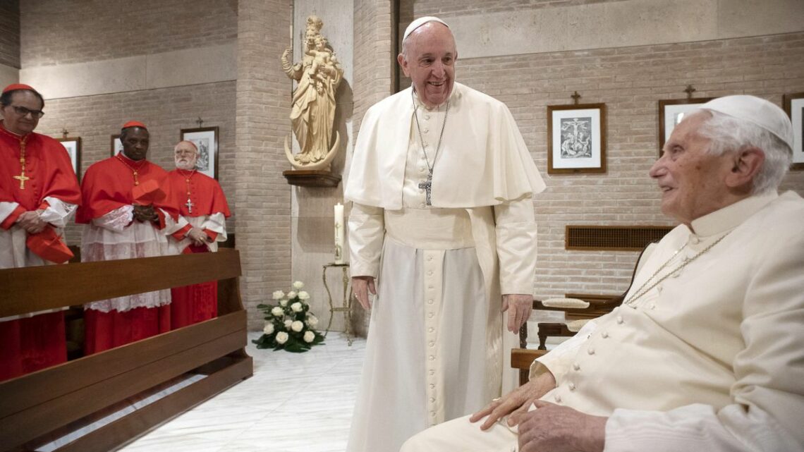 Papa Francesco chiede di pregare per Benedetto XVI. “E’ molto malato” Papa Francesco chiede di pregare per Benedetto XVI. “E’ molto malato”