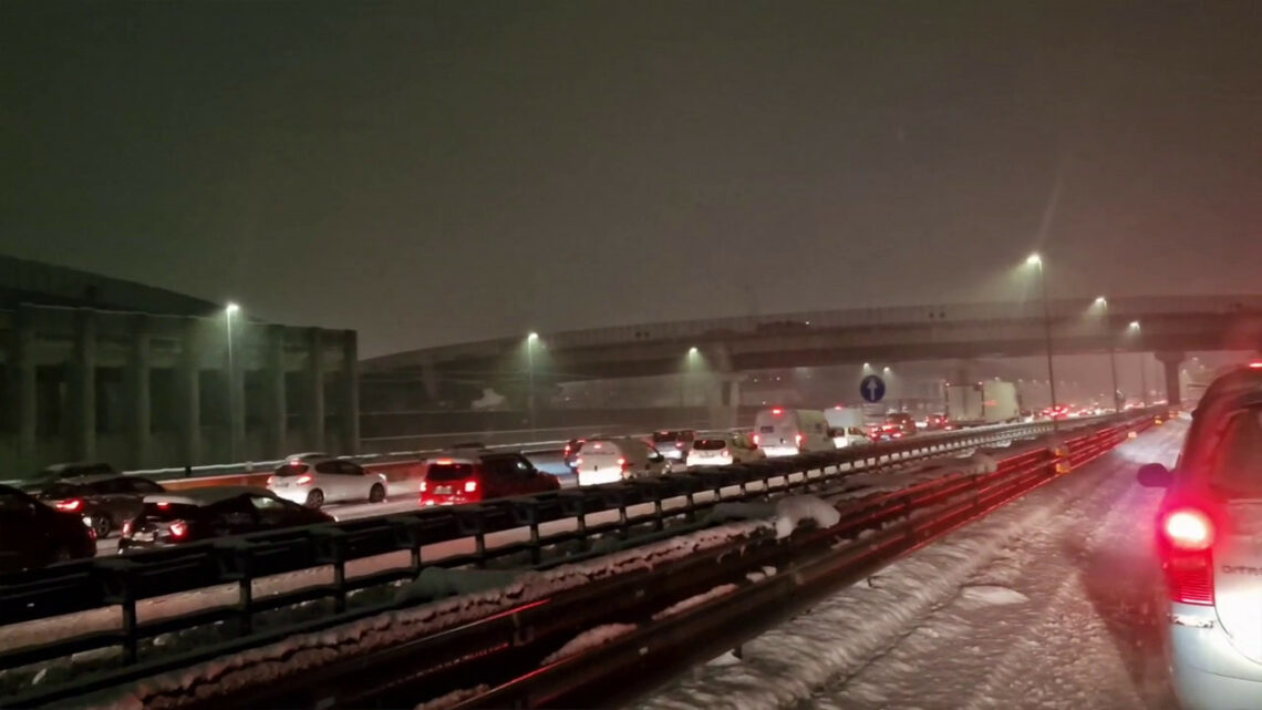 Neve a Torino, disagi alla circolazione Neve a Torino, disagi alla circolazione