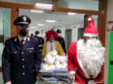 Polizia consegna doni Natale ai bimbi dell’ospedale Sant’Andrea a Roma