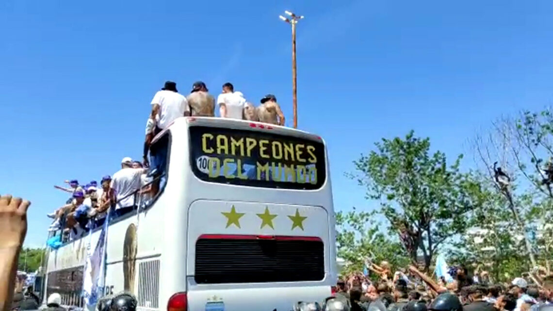 Tifosi argentini in delirio al passaggio del pullman della Seleccion Tifosi argentini in delirio al passaggio del pullman della Seleccion