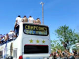 Tifosi argentini in delirio al passaggio del pullman della Seleccion