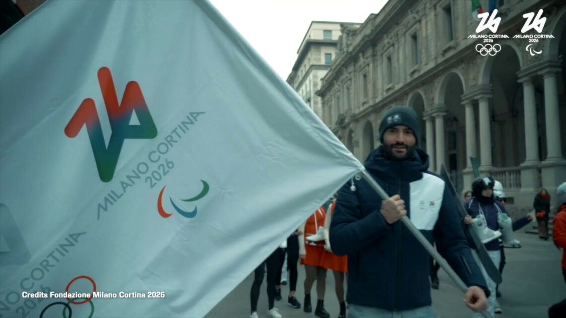 A Milano sfilano le bandiere olimpiche di Parigi e Milano-Cortina A Milano sfilano le bandiere olimpiche di Parigi e Milano-Cortina