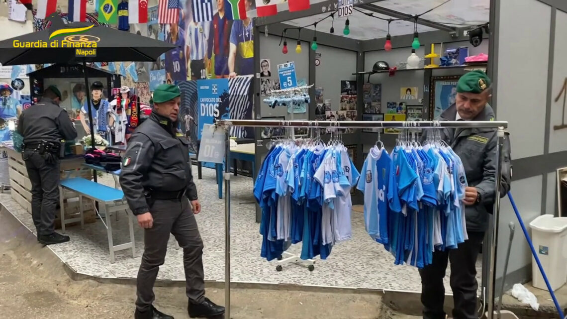 Napoli, centinaia di articoli sequestrati sotto murales di Maradona Napoli, centinaia di articoli sequestrati sotto murales di Maradona