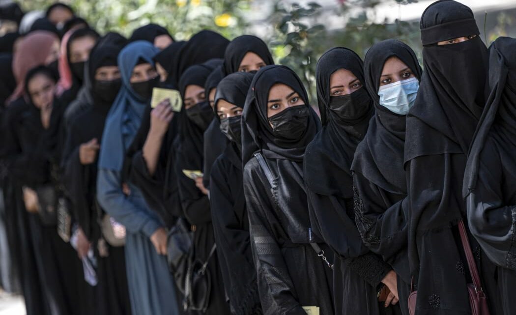 Accesso delle donne all’università vietato in Afghanistan, l’Occidente protesta con i Talebani