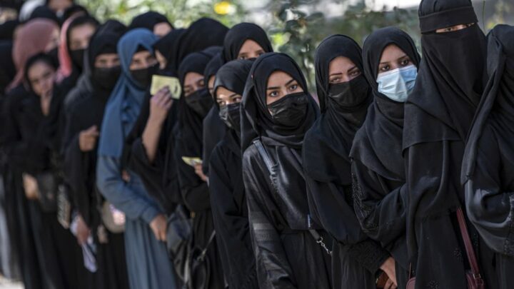 Accesso delle donne all’università vietato in Afghanistan, l’Occidente protesta con i Talebani