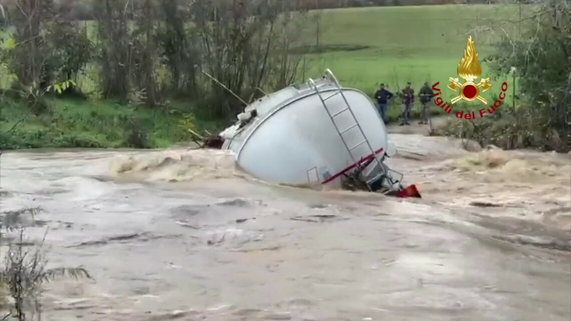Autocisterna travolta dalla piena di un torrente Autocisterna travolta dalla piena di un torrente
