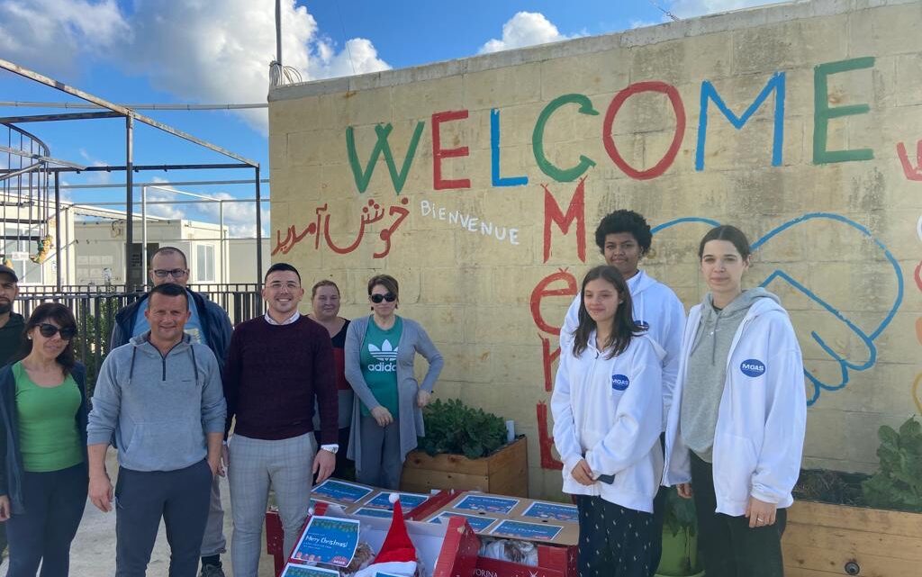 Un dolce regalo di solidarietà: MOAS dona 150 panettoni ai residenti dei centri di accoglienza a Malta Un dolce regalo di solidarietà: MOAS dona 150 panettoni ai residenti dei centri di accoglienza a Malta