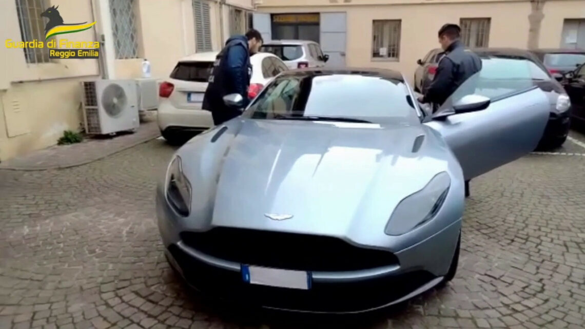 Reggio Emilia, truffa da 1 milione, sequestrate 4 auto di lusso Reggio Emilia, truffa da 1 milione, sequestrate 4 auto di lusso