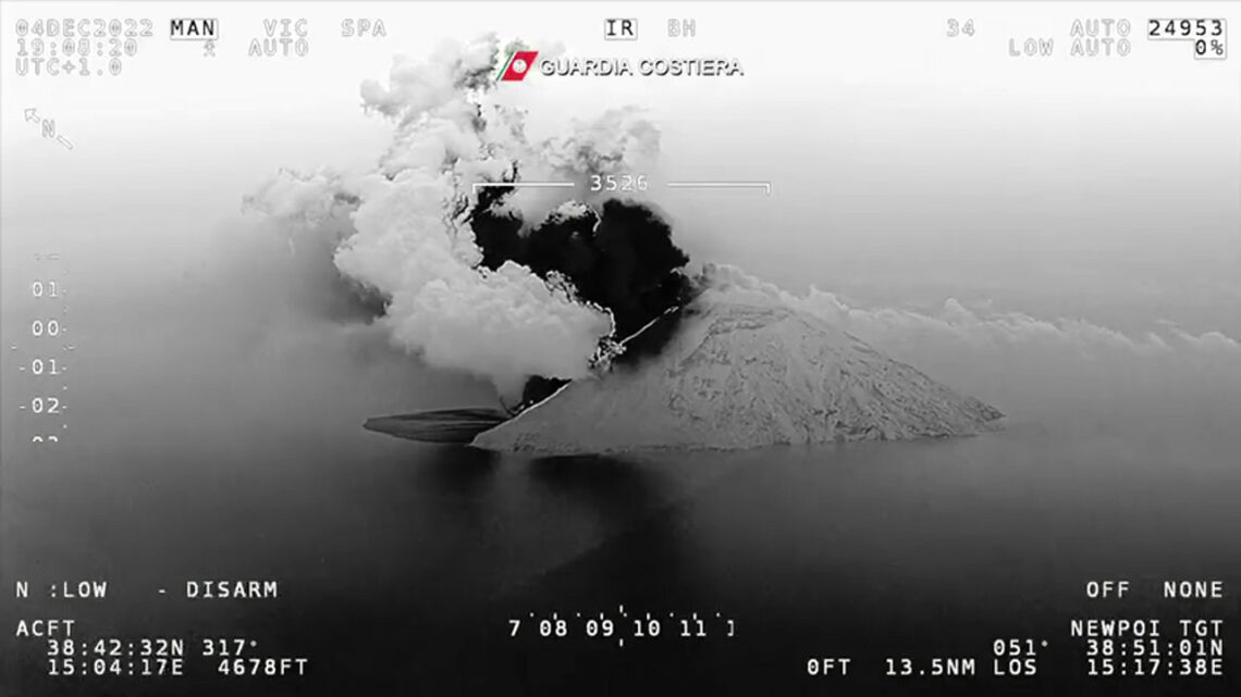 Eruzione Stromboli, l’aereo della Guardia costiera sorvola il vulcano Eruzione Stromboli, l’aereo della Guardia costiera sorvola il vulcano