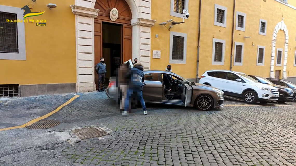 Pericolosa latitante arrestata negli Emirati Arabi ed estradata Pericolosa latitante arrestata negli Emirati Arabi ed estradata