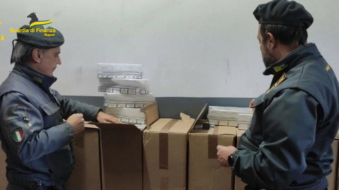 Contrabbando, sequestrate 3 tonnellate di sigarette nel Napoletano Contrabbando, sequestrate 3 tonnellate di sigarette nel Napoletano