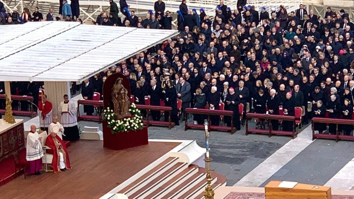 Oltre 50mila fedeli per l’ultimo saluto a Benedetto XVI “Santo subito” Oltre 50mila fedeli per l’ultimo saluto a Benedetto XVI “Santo subito”