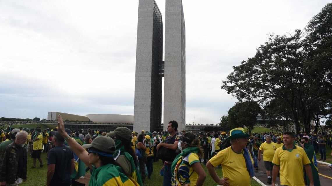 Sostenitori di Bolsonaro assaltano le istituzioni a Brasilia Sostenitori di Bolsonaro assaltano le istituzioni a Brasilia