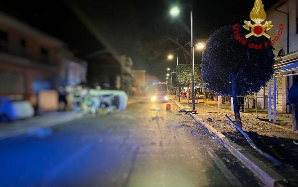Dramma alle porte di Roma. Auto si ribalta, morti cinque giovani Dramma alle porte di Roma. Auto si ribalta, morti cinque giovani