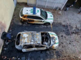 Milano, molotov contro due auto della polizia municipale. Le immagini