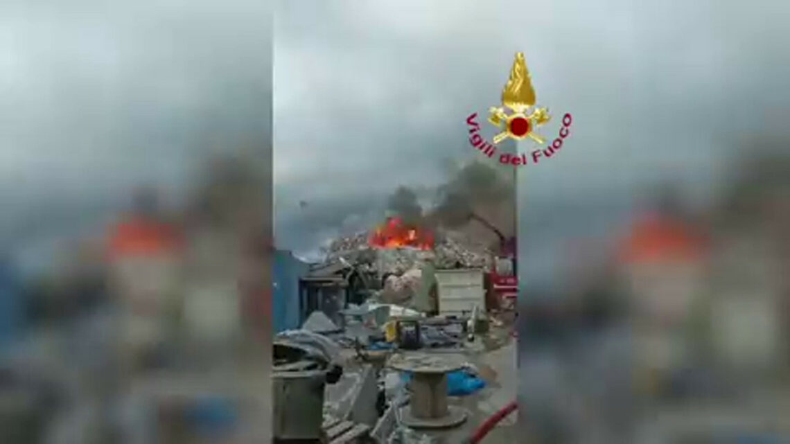 Violento incendio in una discarica di rifiuti urbani a Modugno Violento incendio in una discarica di rifiuti urbani a Modugno