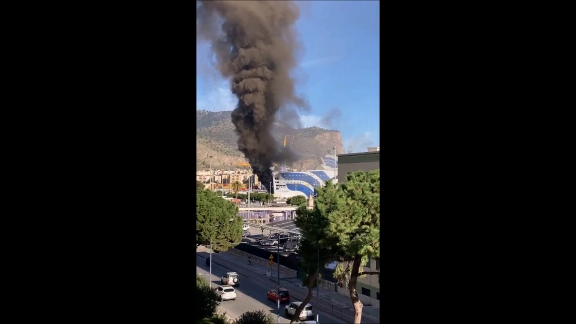 Incendio sul traghetto Palermo-Napoli, non ancora spento il rogo Incendio sul traghetto Palermo-Napoli, non ancora spento il rogo