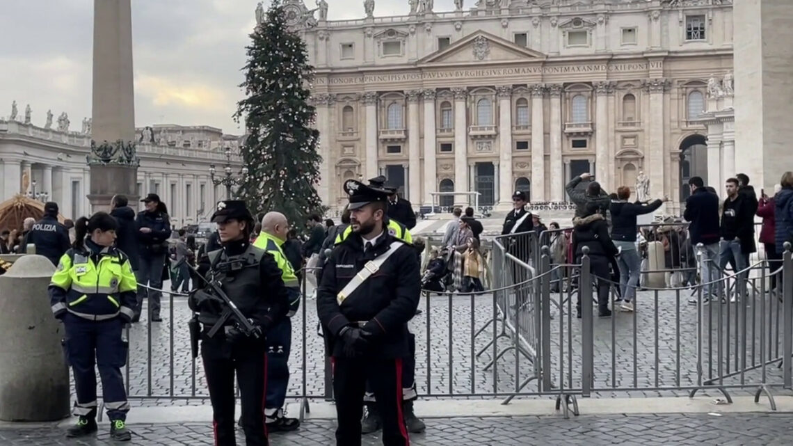 Benedetto XVI, misure di sicurezza imponenti in piazza San Pietro Benedetto XVI, misure di sicurezza imponenti in piazza San Pietro