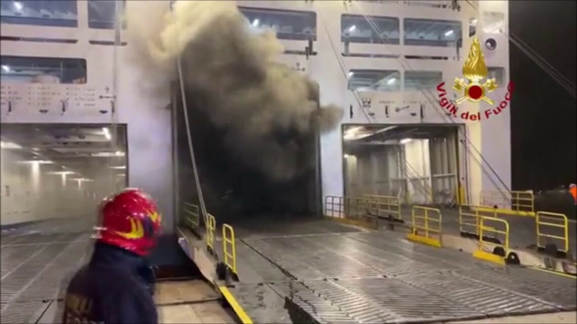 Incendio sul traghetto Palermo-Napoli, le immagini dei soccorsi Incendio sul traghetto Palermo-Napoli, le immagini dei soccorsi