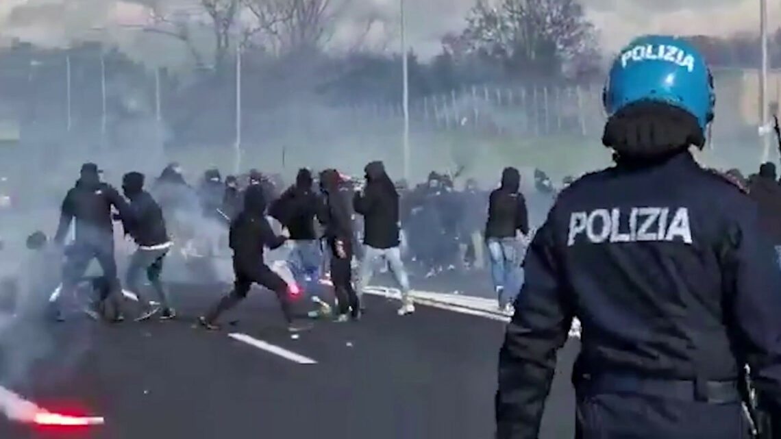 Battaglia sull’A1, scontri tra ultrà di Roma e Napoli: un ferito Battaglia sull’A1, scontri tra ultrà di Roma e Napoli: un ferito