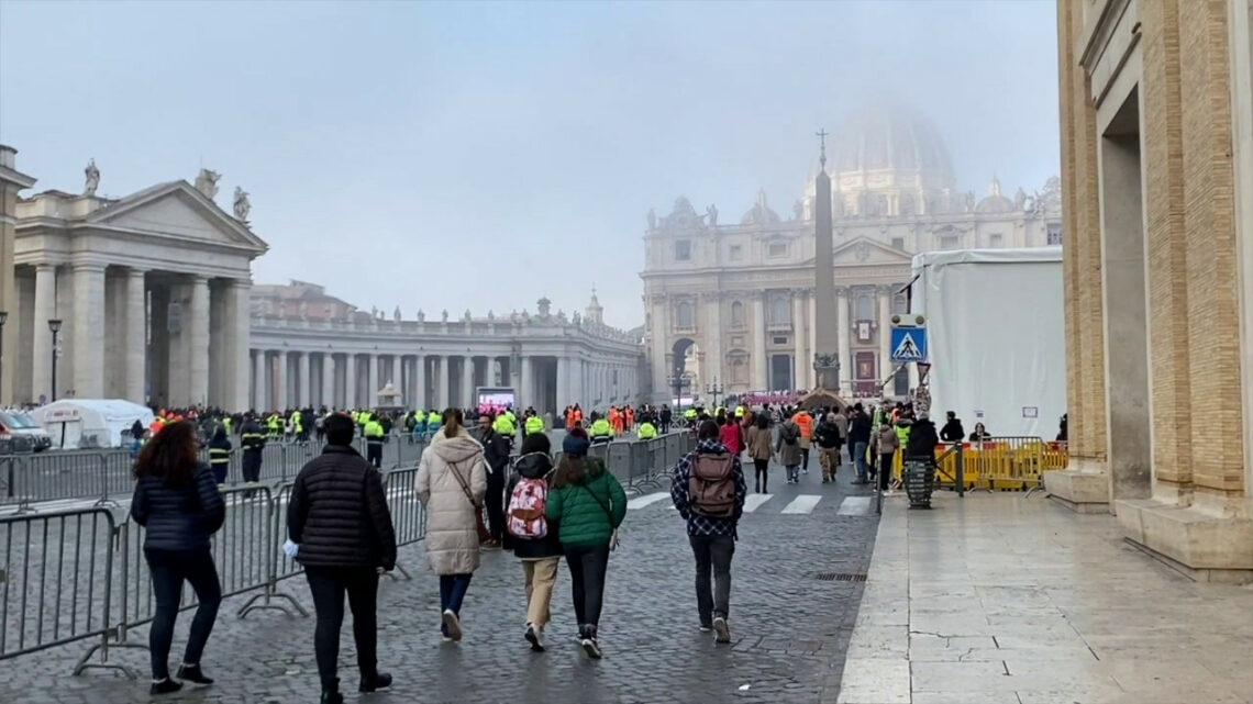 Addio a Benedetto XVI, i fedeli “Ha cambiato le sorti della Chiesa” Addio a Benedetto XVI, i fedeli “Ha cambiato le sorti della Chiesa”