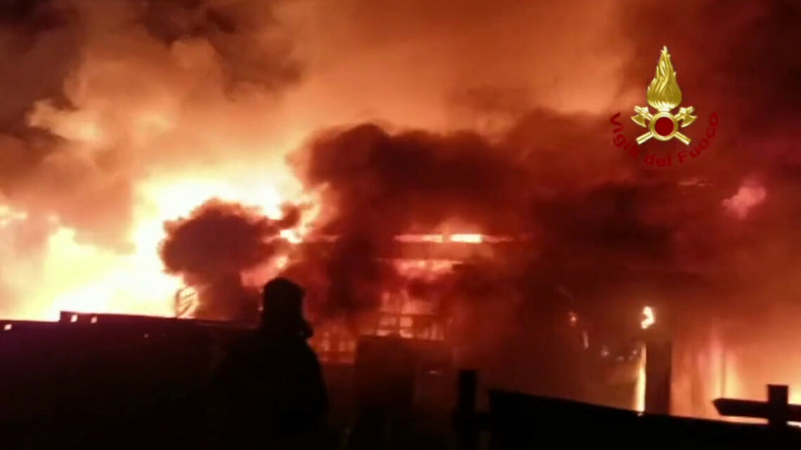 In fiamme un caseificio nel cuneese In fiamme un caseificio nel cuneese