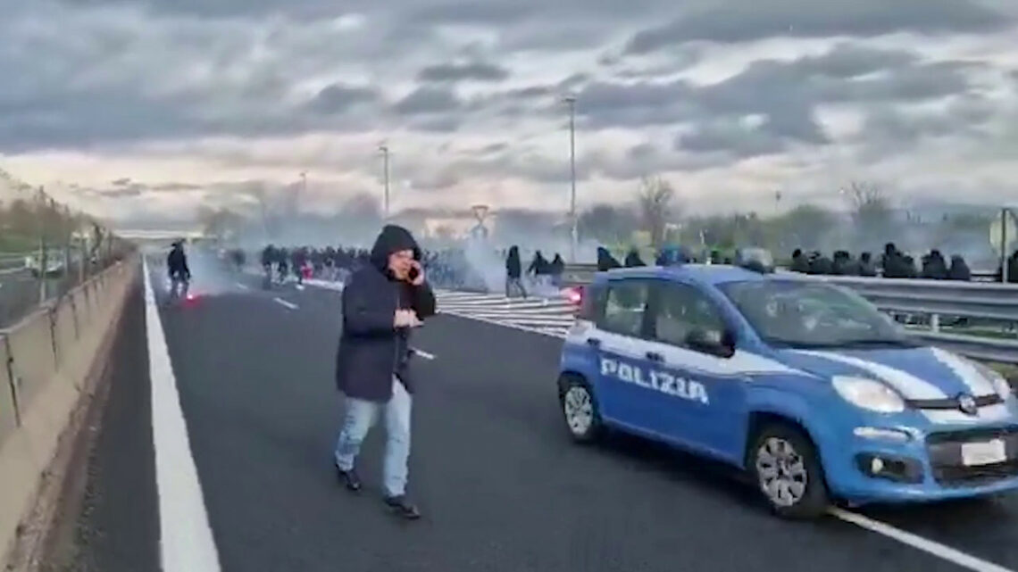 Scontri tra tifosi in autostrada, arrestate 4 persone Scontri tra tifosi in autostrada, arrestate 4 persone