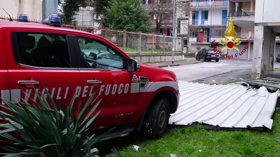 Maltempo, 700 interventi dei vigili del fuoco in Campania e Lazio Maltempo, 700 interventi dei vigili del fuoco in Campania e Lazio