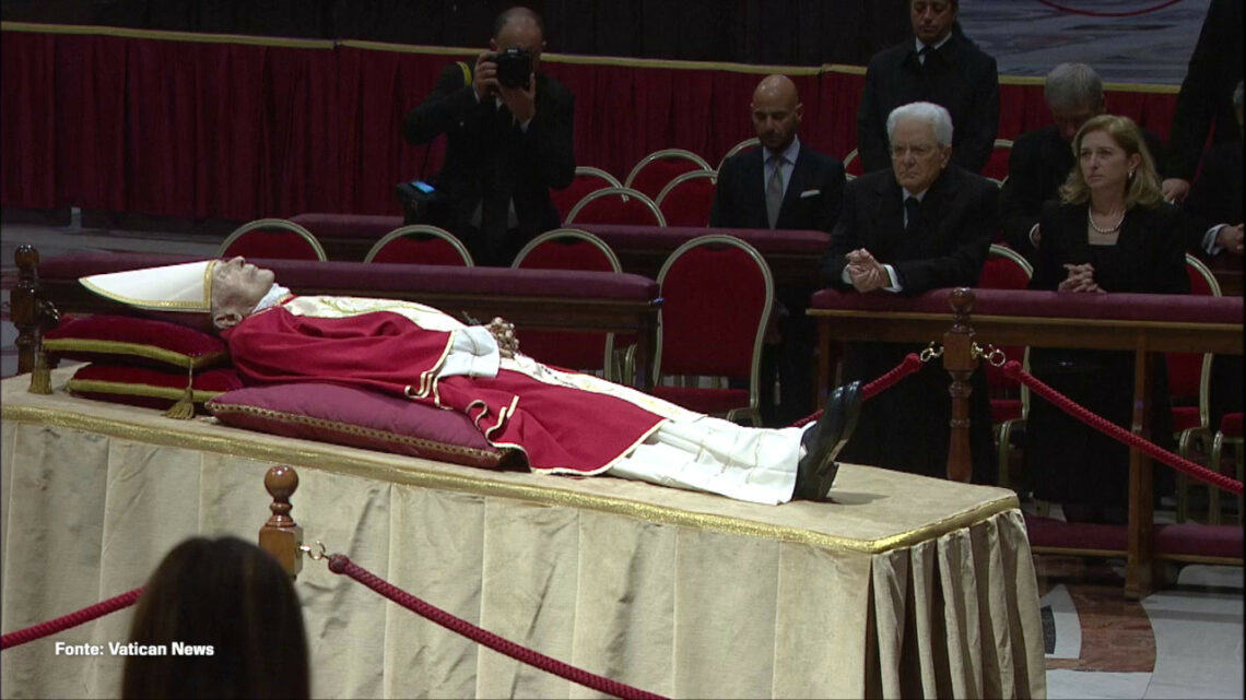L’omaggio di Sergio Mattarella a Benedetto XVI, le immagini L’omaggio di Sergio Mattarella a Benedetto XVI, le immagini