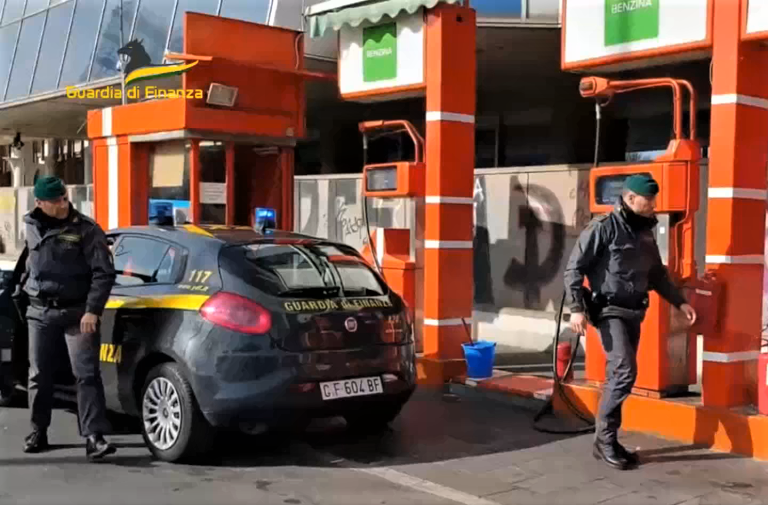 Caro benzina, la Meloni ci prova con il Decreto trasparenza sui prezzi Caro benzina, la Meloni ci prova con il Decreto trasparenza sui prezzi