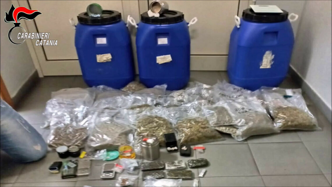 Controllavano in video “deposito” di droga, due arresti nel Catanese Controllavano in video “deposito” di droga, due arresti nel Catanese