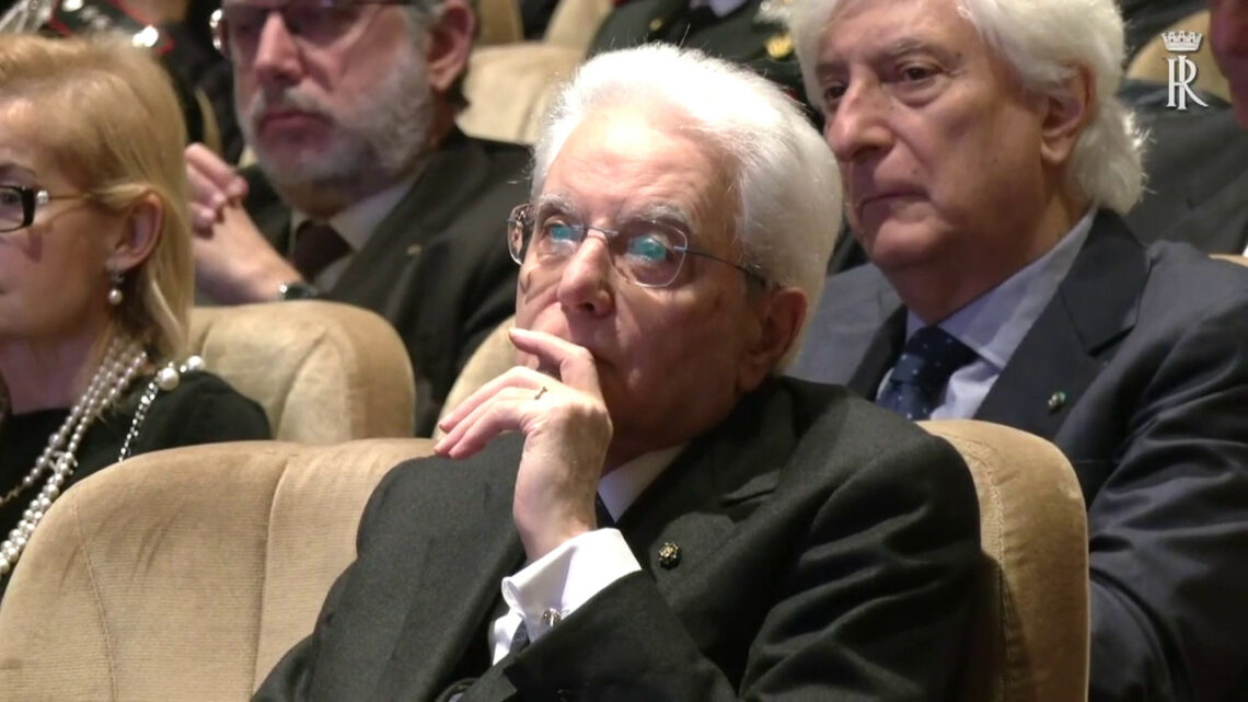 Mattarella a Scuola Ufficiali Carabinieri per fiction su Dalla Chiesa Mattarella a Scuola Ufficiali Carabinieri per fiction su Dalla Chiesa