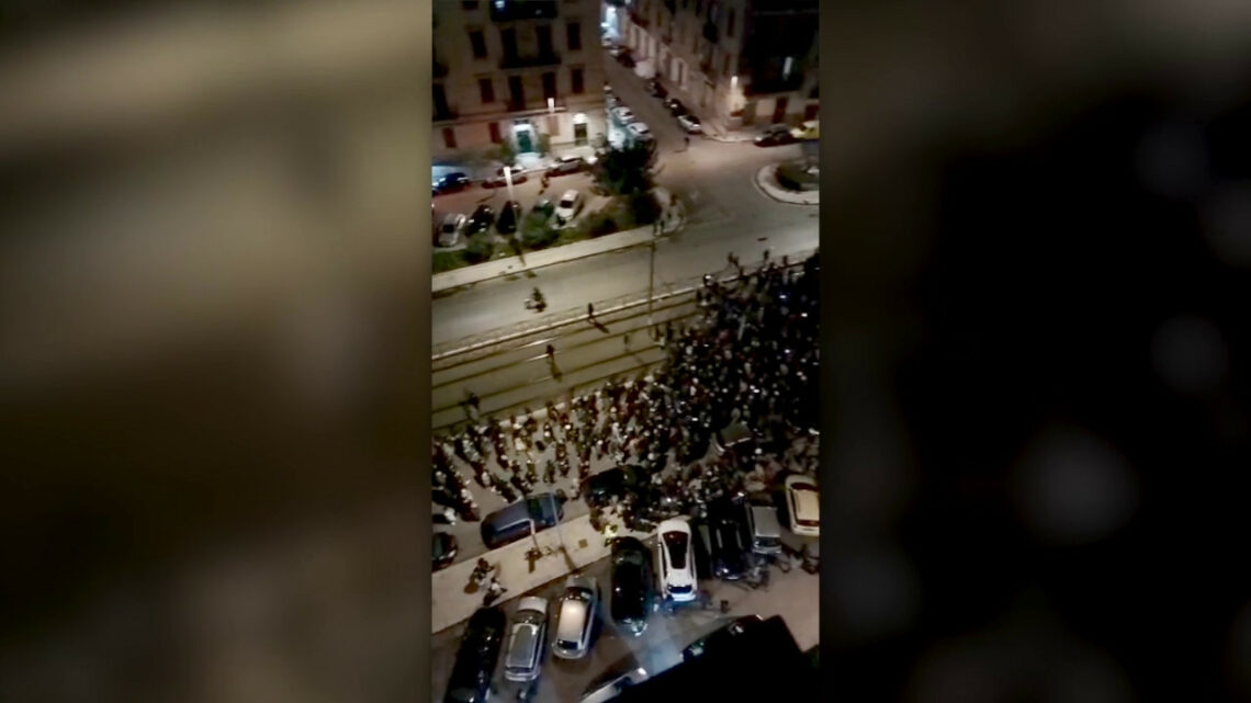 Biagio Conte, un lungo corteo e una fiaccolata per l’ultimo viaggio Biagio Conte, un lungo corteo e una fiaccolata per l’ultimo viaggio
