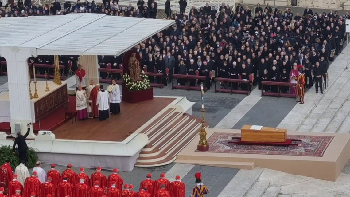 Funerali Benedetto XVI, il coro dei fedeli: “Santo subito” Funerali Benedetto XVI, il coro dei fedeli: “Santo subito”