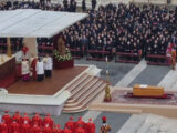 Funerali Benedetto XVI, il coro dei fedeli: “Santo subito”