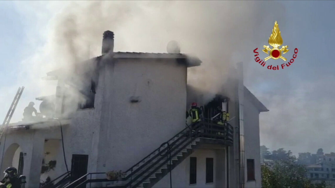 Vigili del Fuoco domano incendio in una mansarda di Riano Vigili del Fuoco domano incendio in una mansarda di Riano