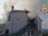 Vigili del Fuoco domano incendio in una mansarda di Riano