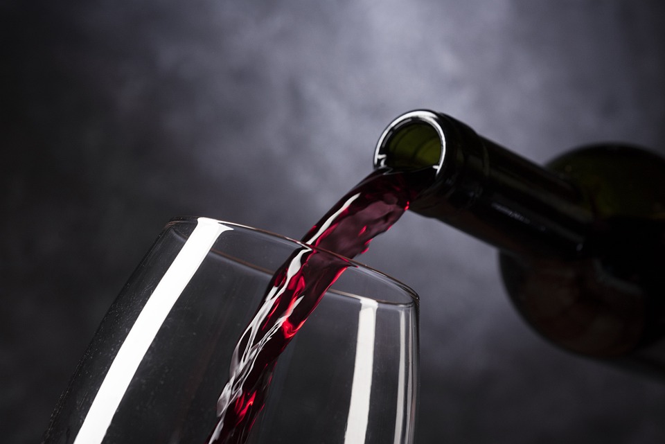 “Nuoce alla salute”, l’Italia si spacca per le etichette sul vino chieste dall’Irlanda