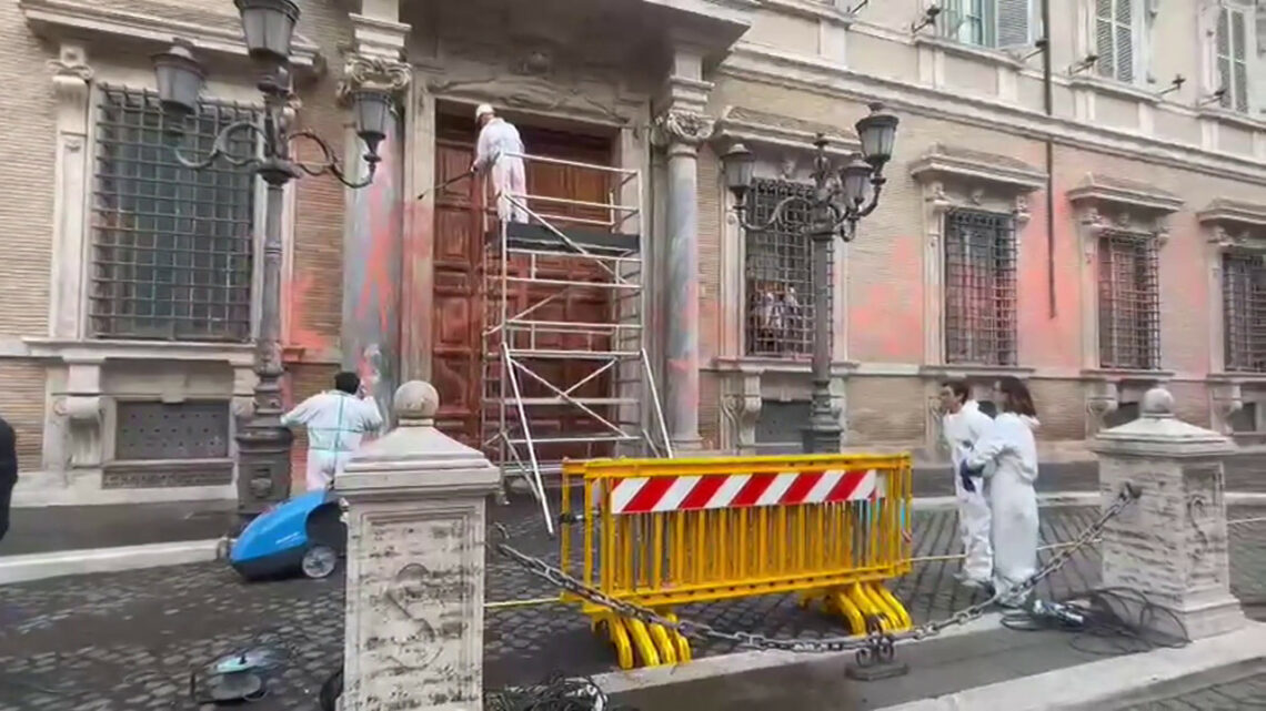 Senato, restauratori puliscono la facciata dopo il blitz ambientalista Senato, restauratori puliscono la facciata dopo il blitz ambientalista