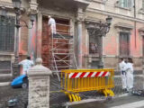 Senato, restauratori puliscono la facciata dopo il blitz ambientalista